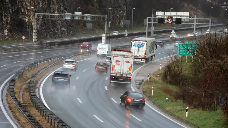 Vozači, oprez! Uočen pas na A3, vozi se usporeno. Posvuda ceste skliske