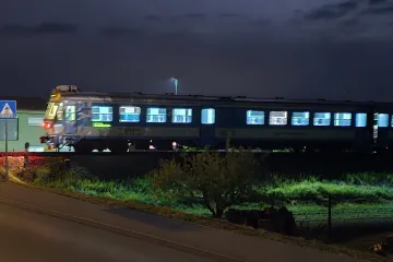 Pijani vozač prelazio automobilom preko pruge: Udario ga putnički vlak