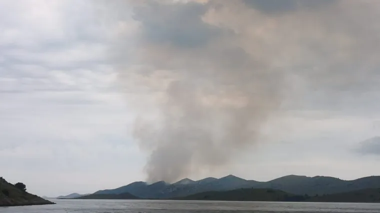 Gori na Kornatima. Trojici vatrogasaca priključili se kanader i air tractor