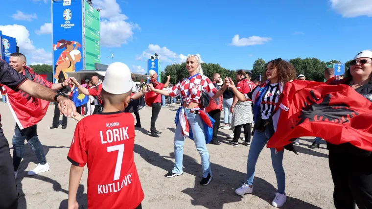 Zajednički ples u Hamburgu: Hrvatska navijačica zaplesala kolo s Albancima