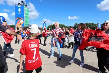Zajednički ples u Hamburgu: Hrvatska navijačica zaplesala kolo s Albancima