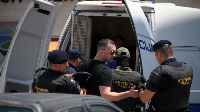 Drama u Puli: Bacili suzavac na policajce, probušili gume vučnoj službi, nekoliko uhićenih