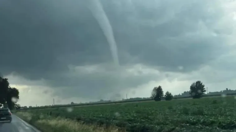 Tornado u našem susjedstvu čupao stabla i rušio rasvjetu! Vatrogasci izvlačili ženu zarobljenu u autu