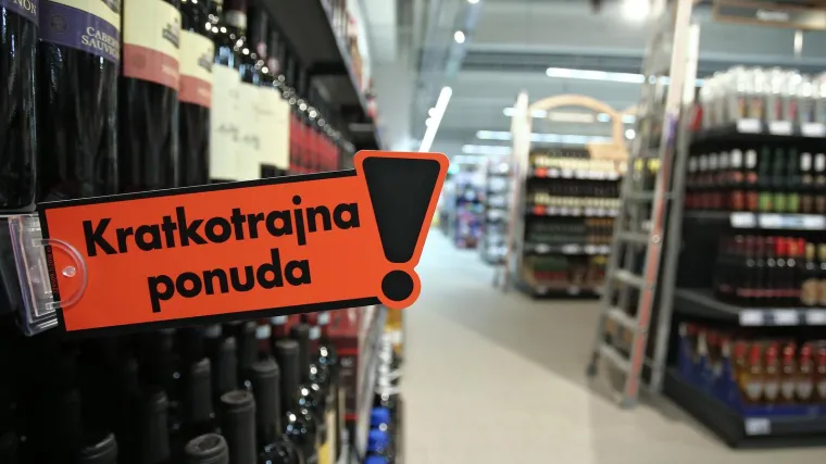 Ukrao bocu alkohola iz trgovine, ali vidjela ga zaposlenica i pokušala spriječiti. Ni tu nije stao