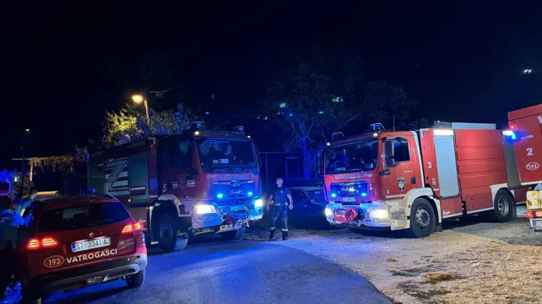 U Žrnovnici noćas buknuo požar, vatrogasci još na terenu