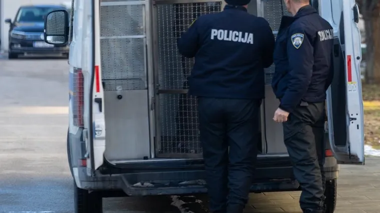 Pijan se pred djecom skinuo gol i psovao. A onda ih je počeo naganjati
