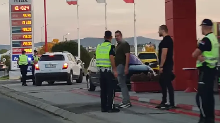 Krvavi obračun na benzinskoj: Mladić puškom krenuo na trojicu, oni ga isjekli sjekirom