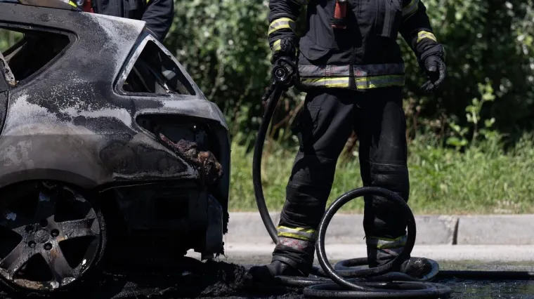 Buktinja u Zagrebu: Auto planuo pri paljenju. Vatra se proširila i na drugo vozilo