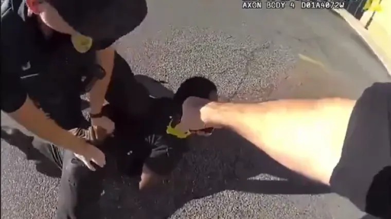 Policajci u Americi prebili gluhog crnca koji ima cerebralnu paralizu