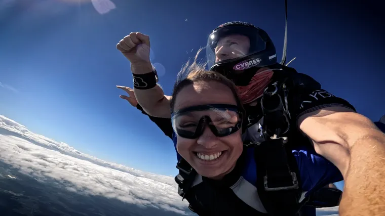 Ekipa koja ima petlju: Adrenalinska ovisnica Laura skočila iz aviona, padobran se nije odmah otvorio...