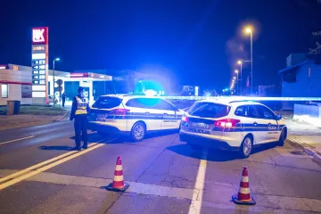 Mladić napravio kaos na benzinskoj. Policija ga jedva strpala u auto, a onda je umro u bolnici