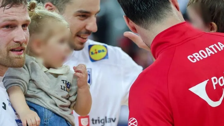 Prizor koji u srce dira: Djeca rukometaša potrčala im u zagrljaj nakon trijumfa