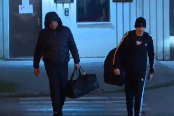 Braća Petrač napustila Remetinec. Ušli u crni kombi i otišli. Vraća li im se i otac u Hrvatsku?