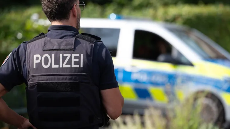 Afganistanac prijetio nožem, pa ga ustrijelili policajci: Preminuo u bolnici