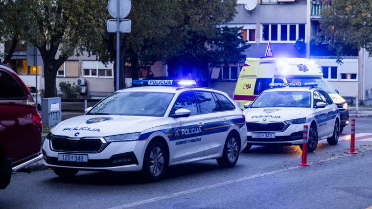 Kaos u Splitu: Goli muškarac udarao i grizao ljude pa počeo razbijati auto