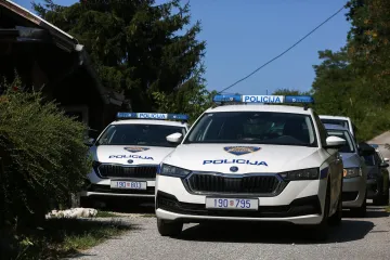 Jurio 100 na sat pa udario u stup: Maloljetnica i mladi vozač (19) završili u bolnici
