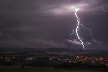 Centar 112 za karlovačku regiju odaslao žuto upozorenje za grmljavinsko nevrijeme