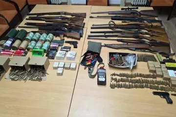 Policija upala u kuću kod Belišća – unutra pronašli bombe, puške i drogu