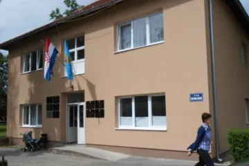 U Vojniću razbijene tri dvojezične ploče – policija provodi očevid i traga za počiniteljima