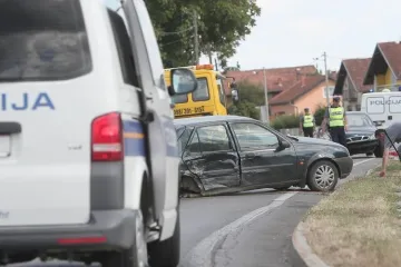 Vozač pod utjecajem alkohola na semaforu udario u drugo vozilo, pa se prevrnuo – teško je ozlijeđen