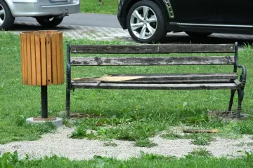 Ukrao klupe iz parka