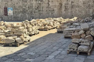 Kameni blokovi u Portu iznenadili prolaznike (FOTO)