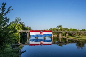 Karlovac u znaku ponosa: Na drvenom mostu razvijena 30-metarska hrvatska zastava povodom Dana državnosti