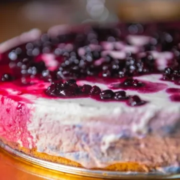 Lagana torta sa &scaron;umskim voćem bez pečenja: Ključ je u savr&scaron;enoj kremi