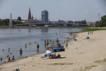Neradni dan i ljetne vrućine: Brojni Osječani osvježenje prona&scaron;li u Dravi