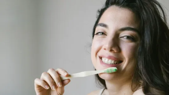 Četkanje lica četkicom za zube? Novi trend s TikToka podijelio je beauty stručnjake