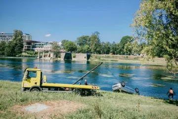 U Korani kod jablanova automobil zavr&scaron;io u rijeci! Navodno je noćna vožnja i zabava uz rijeku Nepalaca 'po&scaron;la po zlu'?