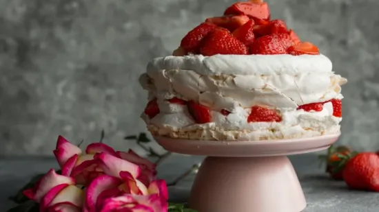 Najbolji ledeni vjetar s jagodama: Prozračna torta koja nestaje u trenu