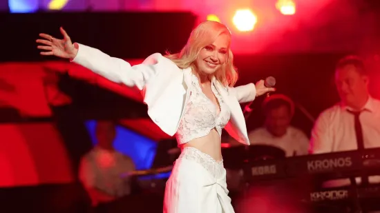 Jelena Rozga u fantastičnom odijelu proslavila 30 godina karijere, izgleda besprijekorno