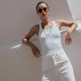 Bijela majica i potko&scaron;ulja kao baza svake garderobe: Evo gdje pronaći najbolje modele