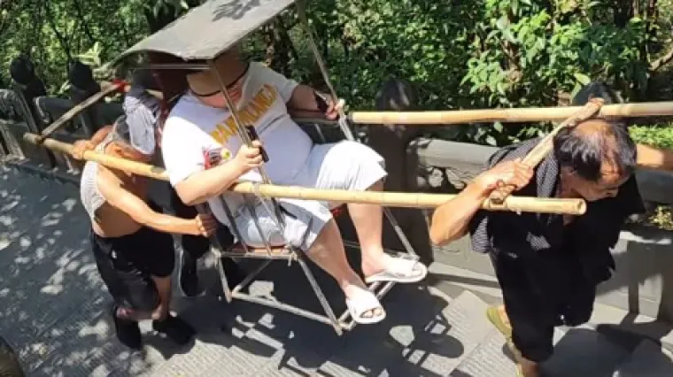 Snimka razbjesnila internet: 'Kad imaš 160 kilograma i želiš planinariti sa stilom'