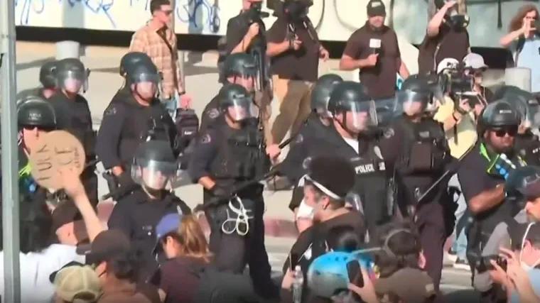 Los Angeles na rubu kolapsa. Trump poslao 2000 gardista i 700 marinaca u grad, lokalna vlast negoduje