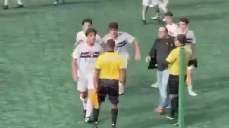 Opći kaos: Mladi nogometaš napao suca, on mu uzvratio u MMA stilu. Šake sijevale na sve strane