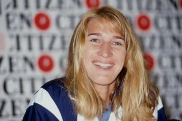 Teniska ikona danas izgleda bolje nego ikada: Steffi Graf plijeni plavim uvojcima