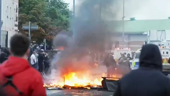 Grad im izgleda poput ratne zone: Prosvjednici pale kuće i automobile, scene su nezapamćene