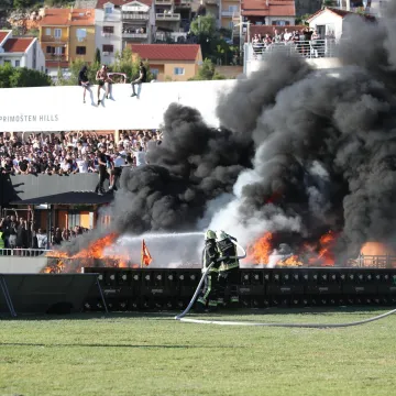 Torcida prosvjeduje ispred šibenskog zatvora: Palili baklje i blokirali promet