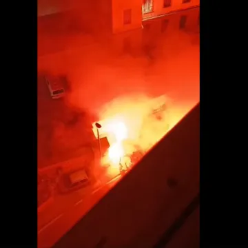 Torcida prosvjeduje ispred šibenskog zatvora: Palili baklje i blokirali promet