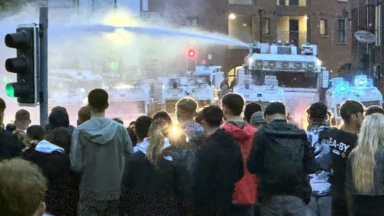 Treća noć žestokih nereda: Zapaljeni auti i kuće, nemilosrdni napadi na policiju
