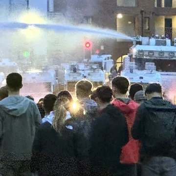 Treća noć žestokih nereda: Zapaljeni auti i kuće, nemilosrdni napadi na policiju