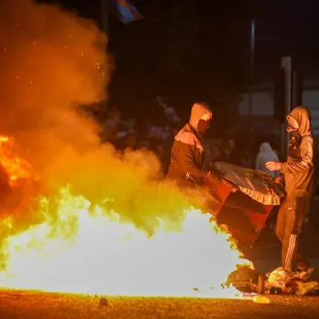 Treća noć žestokih nereda: Zapaljeni auti i kuće, nemilosrdni napadi na policiju