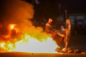 Treća noć žestokih nereda: Zapaljeni auti i kuće, nemilosrdni napadi na policiju