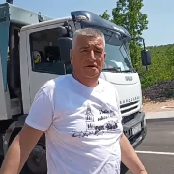 Miro Bulj s četiri kamiona punih smeća krenuo u Split: 'Idemo ravno isprid Županije!'