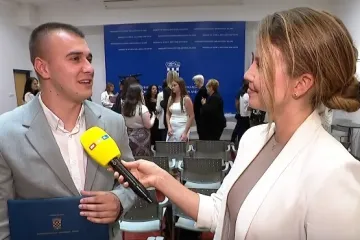 I sam bio žrtva nasilja, sad ponosno drži nagradu: Kako je Filip osvojio srca i postao uzor
