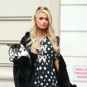 Paris Hilton otkrila što se događalo iza zatvorenih vrata: 'Tjerali bi nas da raširimo noge i legnemo na stol'