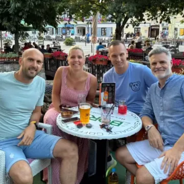 Cijela ekipa iz sociološkog eksperimenta na okupu: Na druženju Marko i Kristina