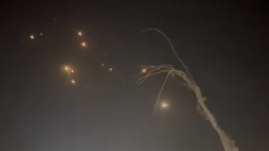 Pogledajte kako izgleda kada Iran napada, a Izraelci ruše njihove rakete. Ipak, jedna je prošla...